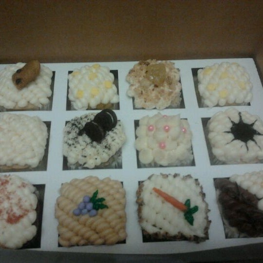 Foto tirada no(a) Cupcakes Cubed por Laurel T. em 1/30/2012