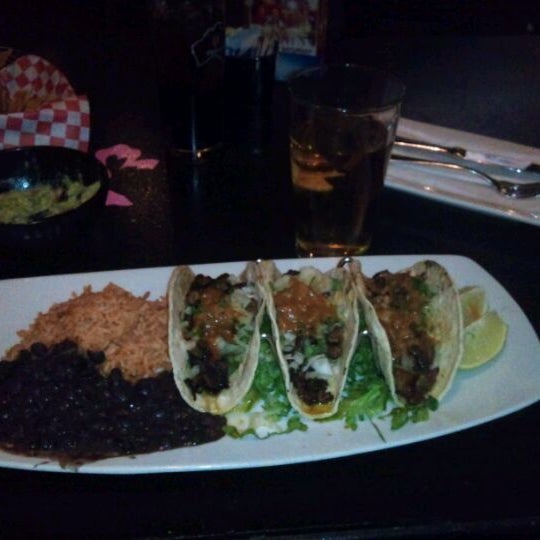 รูปภาพถ่ายที่ Coconuts Beach Bar and Mexican Grill โดย Juan C. เมื่อ 12/21/2011