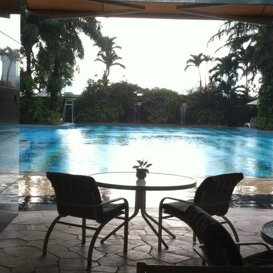 Das Foto wurde bei Poolside - Hotel Mulia Senayan, Jakarta von Adolf T. am 6/6/2012 aufgenommen