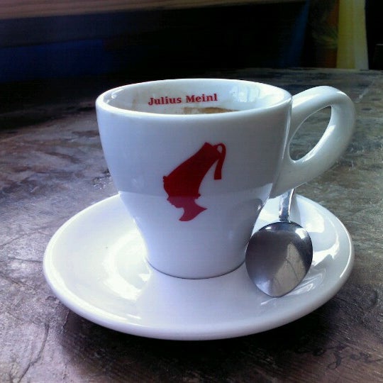รูปภาพถ่ายที่ Кофейня Эскадрилья / Eskadrilia Cafe &amp; Coffee โดย Dmitriy F. เมื่อ 9/9/2012