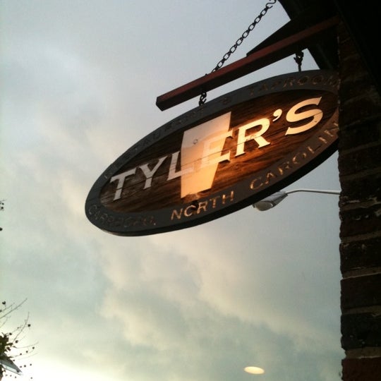 Foto diambil di Tyler&#39;s Restaurant &amp; Taproom oleh Seymour &#39;Salfrico&#39; W. pada 5/6/2011