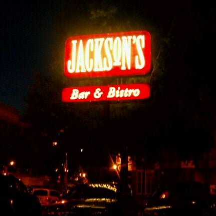 รูปภาพถ่ายที่ Jackson&#39;s Bar &amp; Bistro โดย Niki M. เมื่อ 5/30/2011