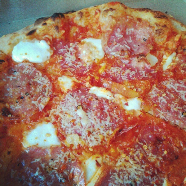 Foto scattata a Pitruco Mobile Wood-Fired Pizza da winston y. il 4/17/2012