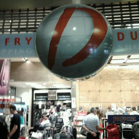 รูปภาพถ่ายที่ Dufry Shopping โดย Renato R. เมื่อ 10/8/2011