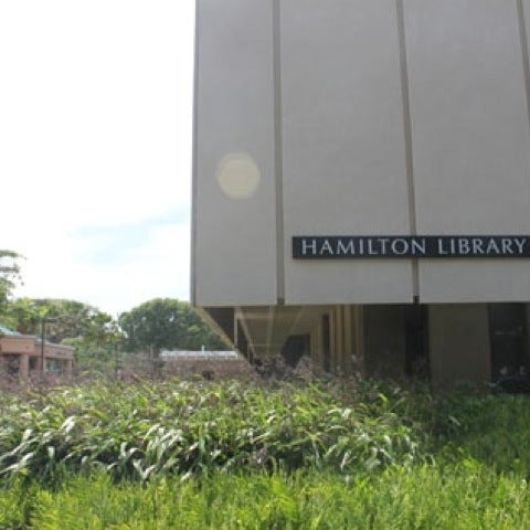 Foto diambil di Hamilton Library oleh Philip W. pada 10/14/2011