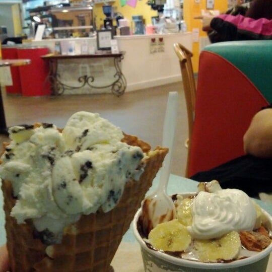 Photo taken at The Hop Ice Cream Cafe by TweakMyDevice on 1/21/2012