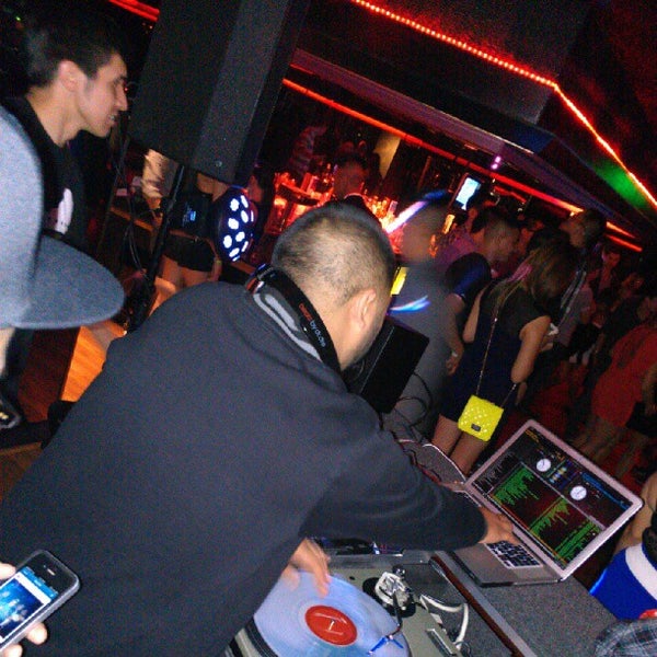 Foto tirada no(a) AXIS Nightclub por Joseph A. em 8/4/2012