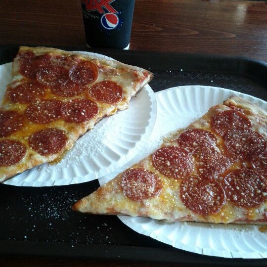 Снимок сделан в Airways Pizza, Gyro &amp; Restaurant пользователем Aaron 4/16/2012