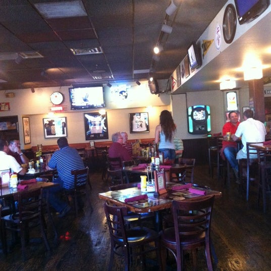 Снимок сделан в Harpo&#39;s Bar and Grill пользователем Dan J. 7/17/2012