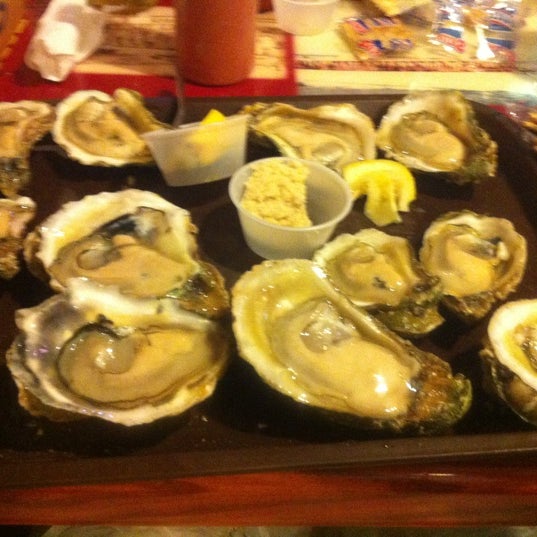Foto scattata a Captain&#39;s Table Fish House Restaurant da Ryan C. il 5/19/2012