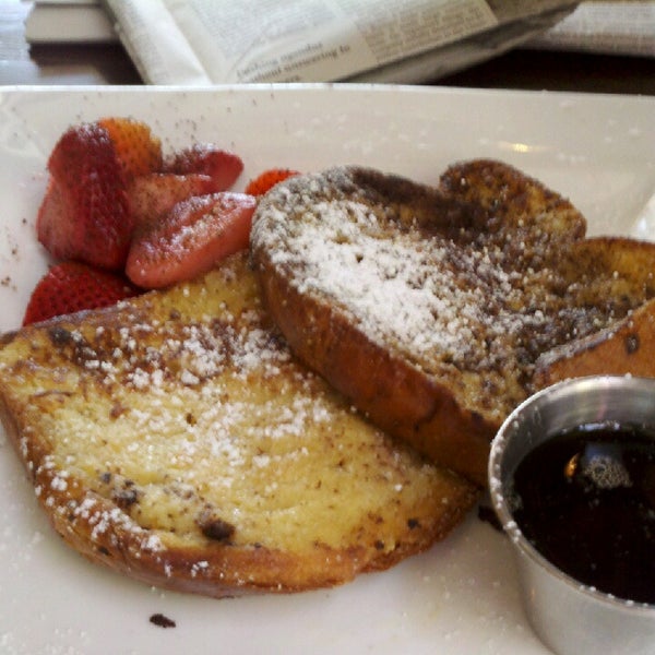 Weekend brunch here is downright pleasant. The French toast is a particular favorite and the promenade is a short stroll away for a perfect Brooklyn Heights afternoon.