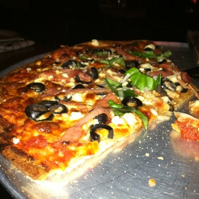 Foto scattata a Bad Horse Pizza da Stephanie R. il 9/5/2012