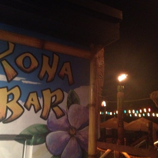 Foto tirada no(a) Kona Tiki Bar at Grind Gastropub por Culture C. em 5/13/2012