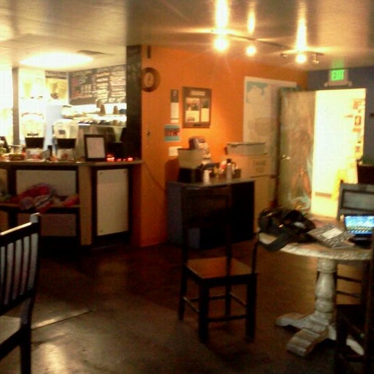 Foto diambil di Mestizo Coffeehouse oleh Courtney C. pada 9/29/2011