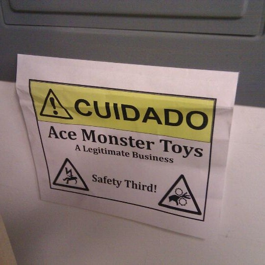 Foto scattata a Ace Monster Toys da Laurence B. il 9/23/2011