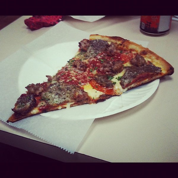 รูปภาพถ่ายที่ Roma Pizza โดย Dan M. เมื่อ 11/10/2011