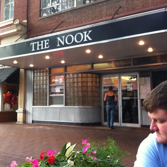 Photo prise au The Nook Restaurant par Casey B. le7/31/2011