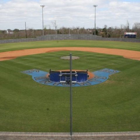 Foto tirada no(a) Rick Carpenter Field - Home of Elkins Baseball por Kevin M. em 2/28/2011