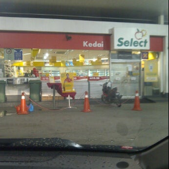 Photo taken at Shell by Zul-Husni M. on 10/19/2011