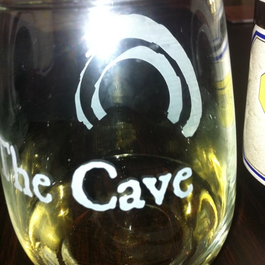 Foto tomada en Ventura Wine Company &amp; The Cave  por Laura K. el 9/15/2011