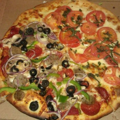 Das Foto wurde bei Nicky D&#39;s Wood Fired Pizza von Veronica G. am 4/22/2012 aufgenommen