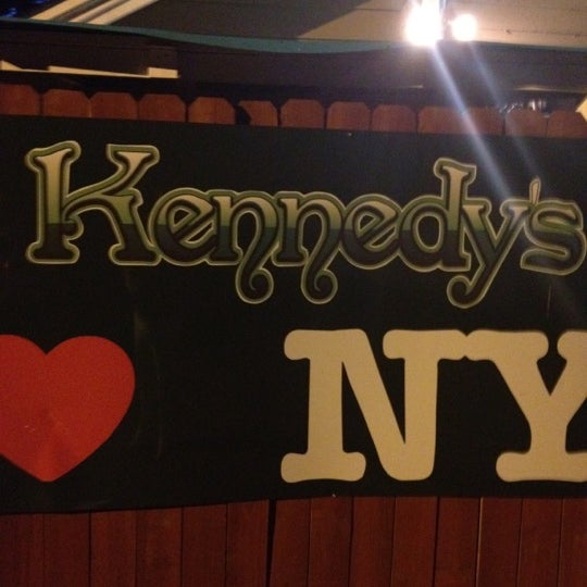 Photo prise au Kennedy&#39;s Premium Bar &amp; Grill par Daniel S. le7/28/2012