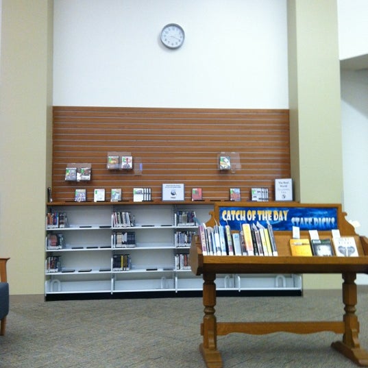 4/19/2012 tarihinde Margaux S.ziyaretçi tarafından Fullerton Public Library - Main Branch'de çekilen fotoğraf