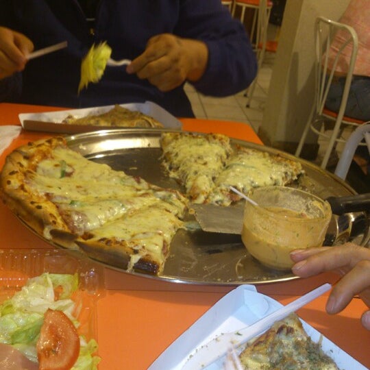 8/9/2012 tarihinde Andres C.ziyaretçi tarafından Pizza Zú'de çekilen fotoğraf