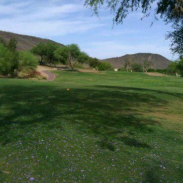 รูปภาพถ่ายที่ The Legend at Arrowhead Golf Club โดย Andy W. เมื่อ 5/5/2012
