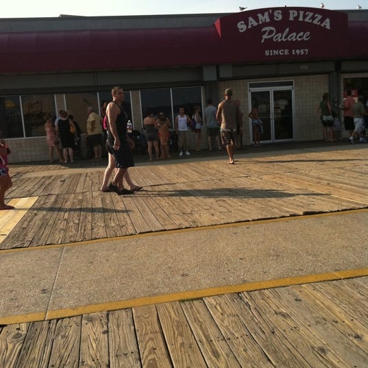 Foto tirada no(a) Sam&#39;s Pizza Palace por Ed M. em 7/23/2011