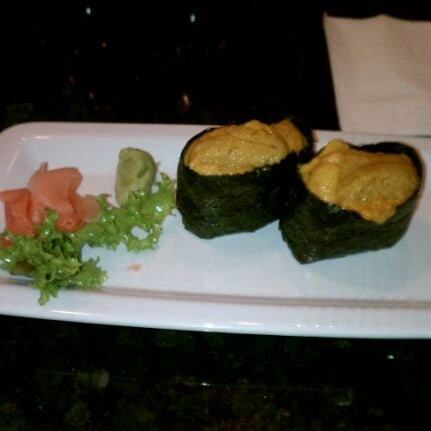 Foto tirada no(a) Yoshimama Japanese Fusion &amp; Sushi Bar por Lyndsay S. em 3/13/2012