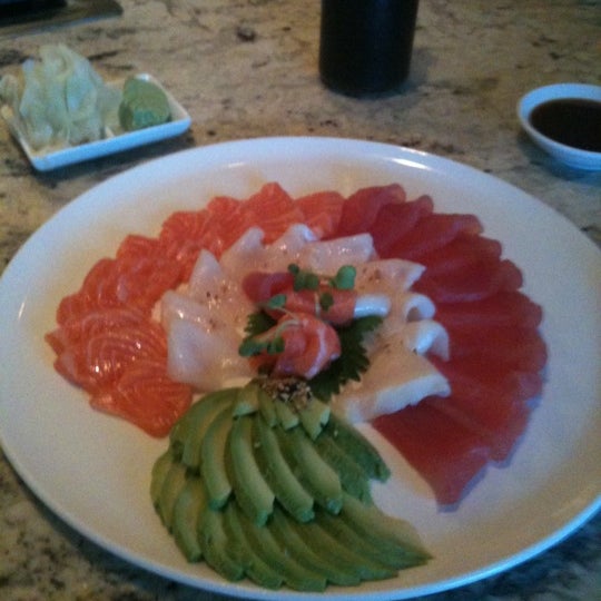 รูปภาพถ่ายที่ Uni Sushi โดย Jeff P. เมื่อ 9/25/2011