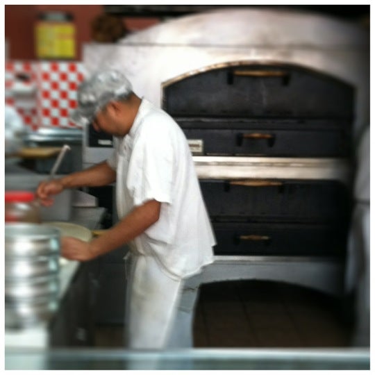 Foto tomada en Gino&#39;s Brick Oven Pizza and Trattoria  por Paul K. el 11/5/2011