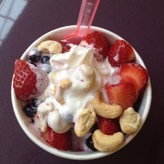 Foto diambil di YOGU кафе, натуральный замороженный йогурт oleh Nadia🌍К pada 7/18/2012