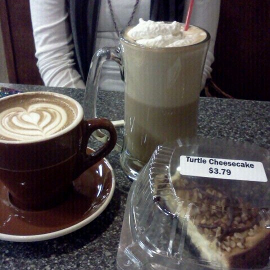 Foto scattata a JP&#39;s Coffee &amp; Espresso Bar da 🙈🙉🙊Alyssa B. il 1/28/2012