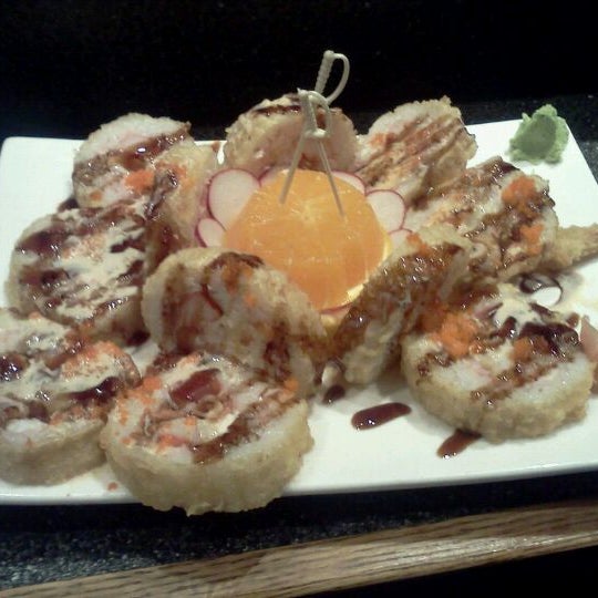 Снимок сделан в Kabuto Japanese House of Steak &amp; Sushi пользователем Tess S. 11/2/2011