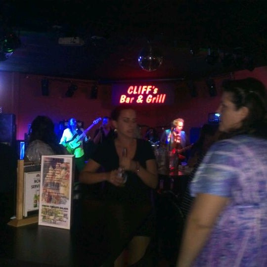 Foto diambil di Cliff&#39;s Bar And Grill oleh Dennis L. pada 5/3/2012