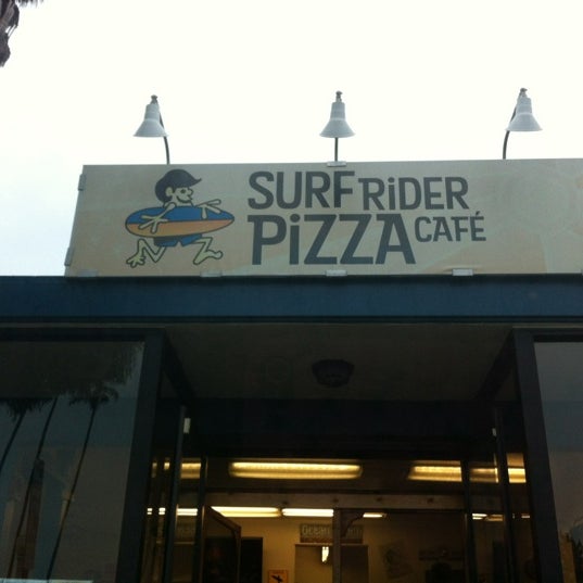 Foto tirada no(a) Surf Rider Pizza Cafe por Tawn L. em 4/30/2012