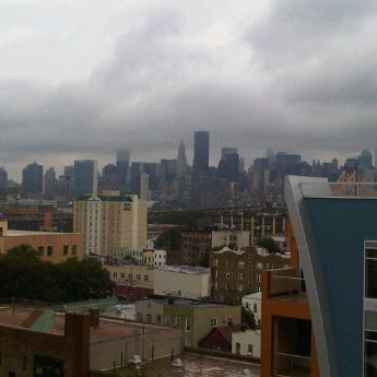 รูปภาพถ่ายที่ Holiday Inn L.I. City-Manhattan View โดย Rebecca S. เมื่อ 9/30/2011