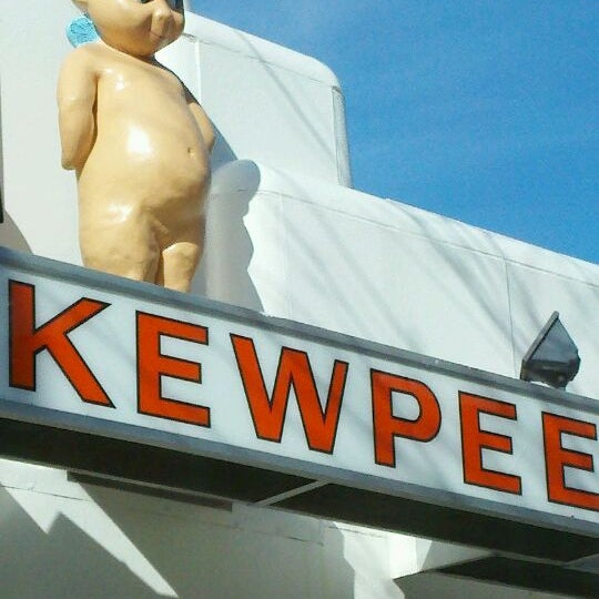 Photo taken at Kewpee Hamburgers by Jeremy W. on 10/22/2011