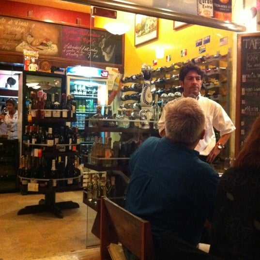 12/16/2011 tarihinde Bea L.ziyaretçi tarafından Off The Vine Playa Wine &amp; Deli Bar'de çekilen fotoğraf