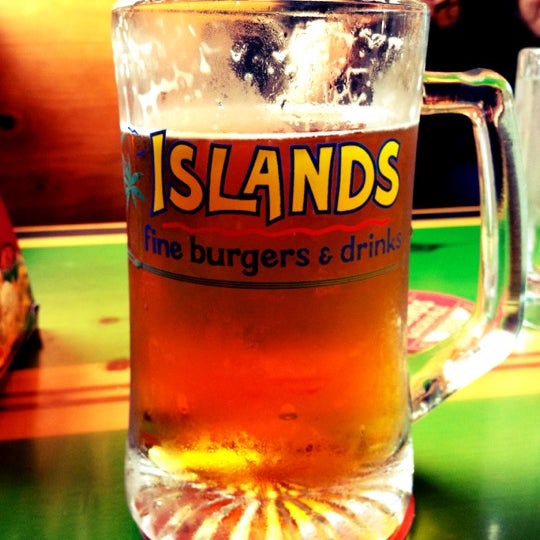 Photo taken at Islands Restaurant by Arturo L. on 4/10/2012