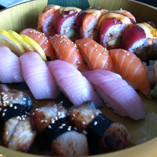 Снимок сделан в East Moon Asian Bistro &amp; Sushi пользователем 😜 Heather S. 7/9/2012