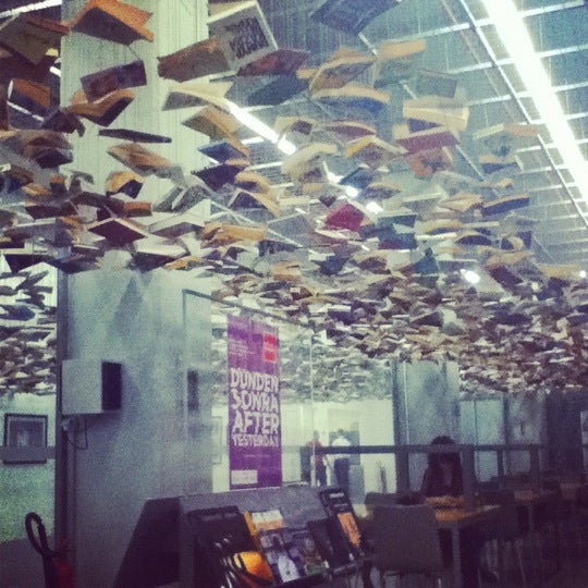 Снимок сделан в İstanbul Modern Kütüphane пользователем Serra C. 6/18/2012