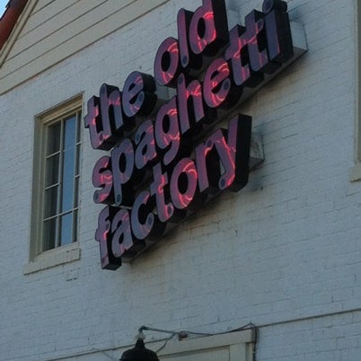 Photo prise au The Old Spaghetti Factory par Linda D. le7/26/2012