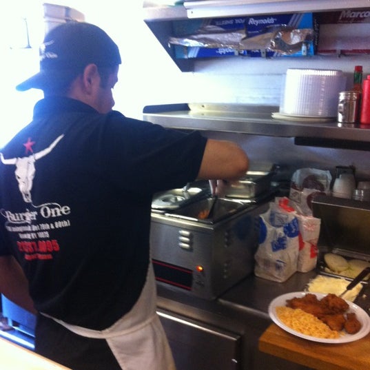 4/7/2012 tarihinde Frank I.ziyaretçi tarafından Burger One'de çekilen fotoğraf
