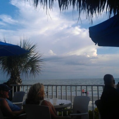 Foto diambil di Mangos Restaurant and Tiki Bar oleh Kapitan B. pada 7/14/2012