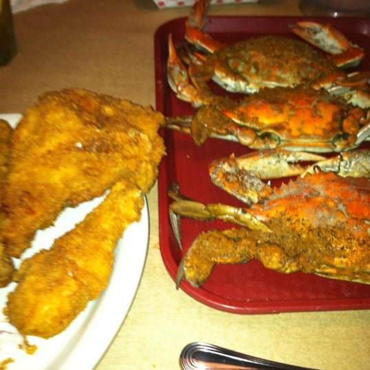 รูปภาพถ่ายที่ Blue Crab โดย Lynn N. เมื่อ 6/24/2012