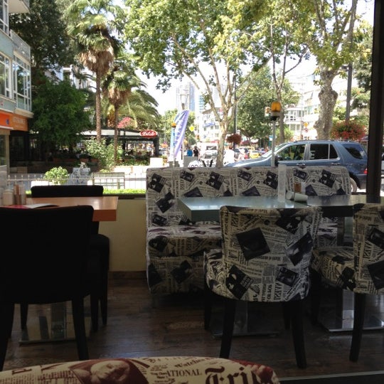 7/31/2012 tarihinde Cihan™✅ Y.ziyaretçi tarafından J&#39;adore Cafe'de çekilen fotoğraf