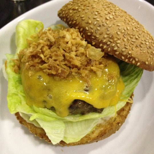 Foto diambil di Burger Nass oleh Pau T. pada 5/25/2012